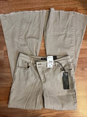 Versona High Rise Jeans in Beige/Tan